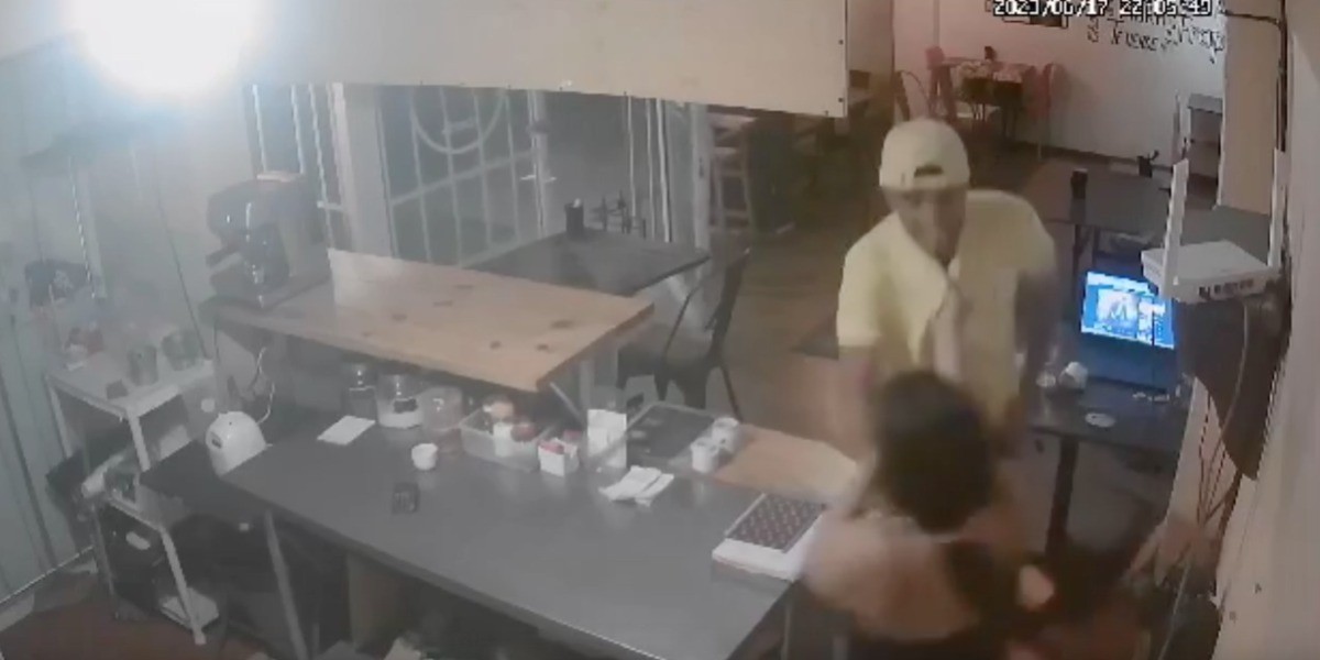 (VIDEO) Golpean brutalmente a empleada de un café en San Isidro en León 