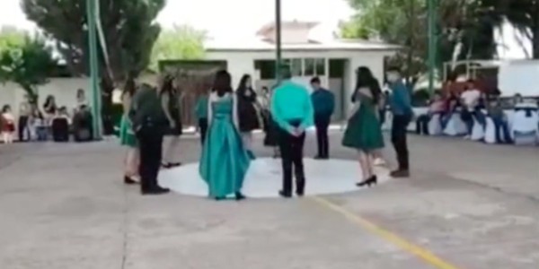Estudiantes bailan vals de graduación con canción de Peso Pluma