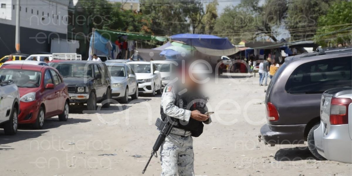 Atacan a balazos a hombre cerca de un tianguis en Ciudad Satélite