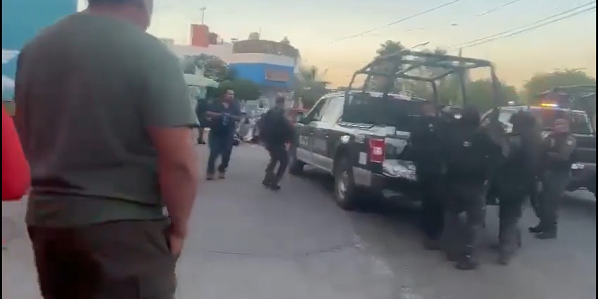 Atacan a balazos a 2 policías y 3 civiles en puesto de tacos en Celaya
