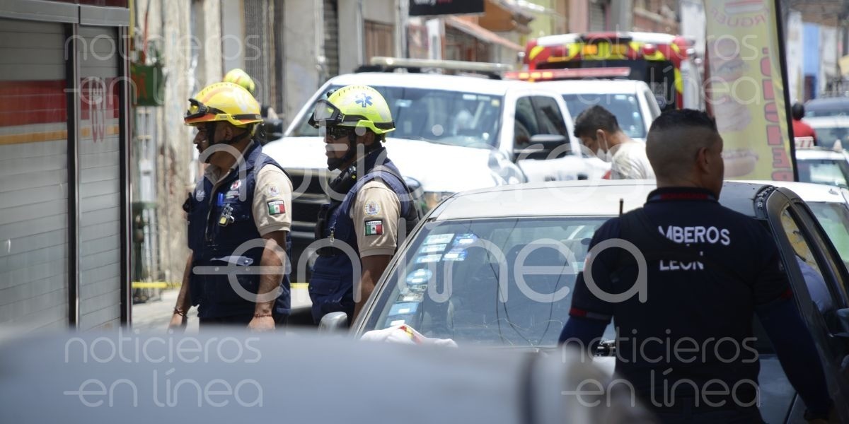 Arde fábrica de zapatos por cortocircuito