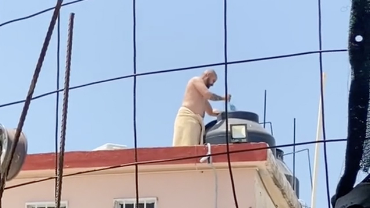 ¡Hombre ingenioso! Coloca hielos en su tinaco para combatir el calor en Sonora