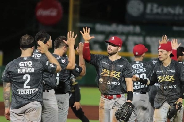 Igualó la serie Bravos de León en extra innings