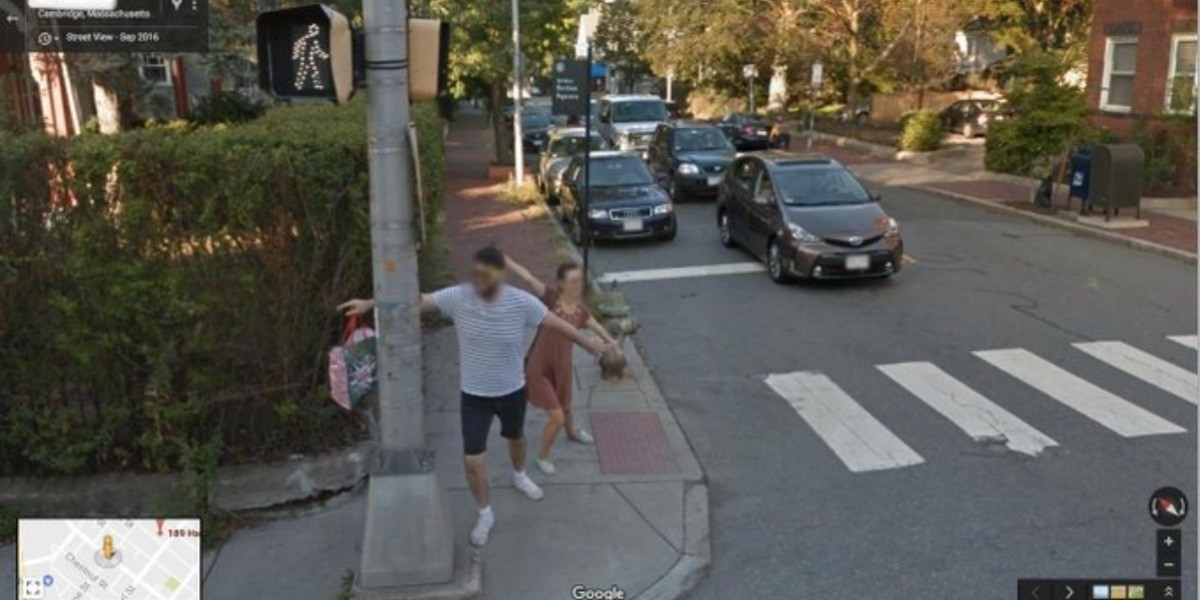 Google Maps inmortaliza a unos amigos bailando