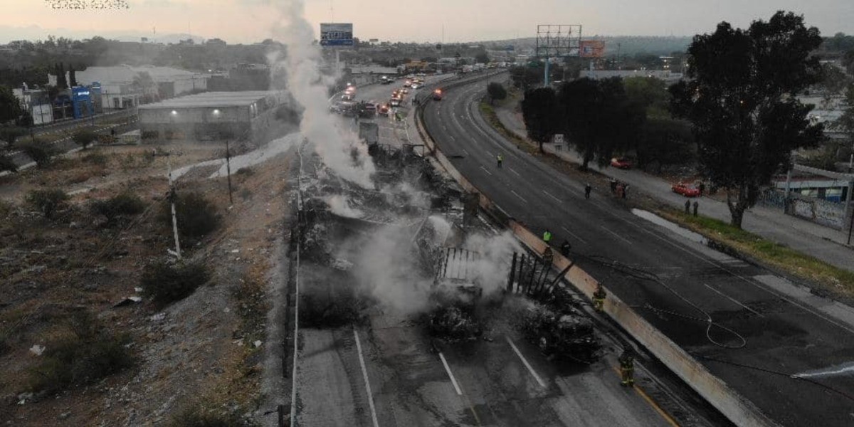 Carambola e incendio causan cierre de la México-Querétaro