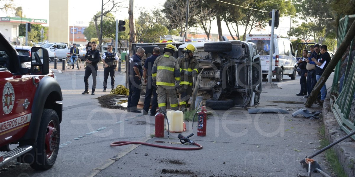 Por exceso de velocidad, camioneta vuelca en la Deportiva 1