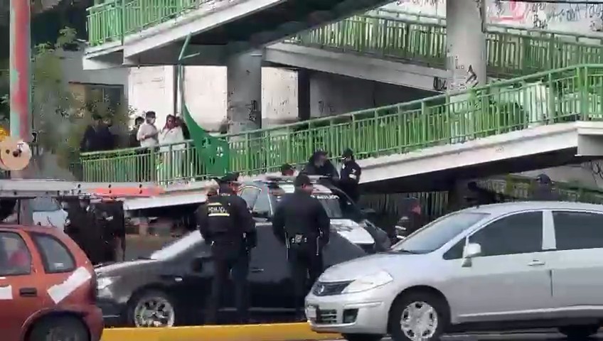 Hallazgo macabro en Toluca: Restos humanos colgados de puente peatonal