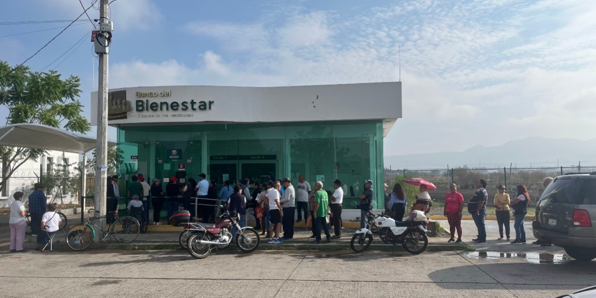 Adultos mayores hacen largas filas de pie y bajo el sol para cobrar su pensión del Bienestar