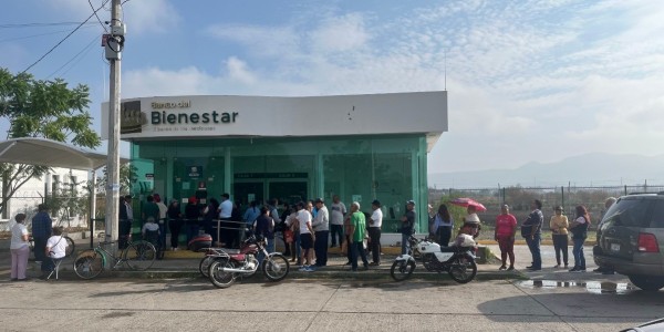 Adultos mayores hacen largas filas de pie y bajo el sol para cobrar su pensión del Bienestar
