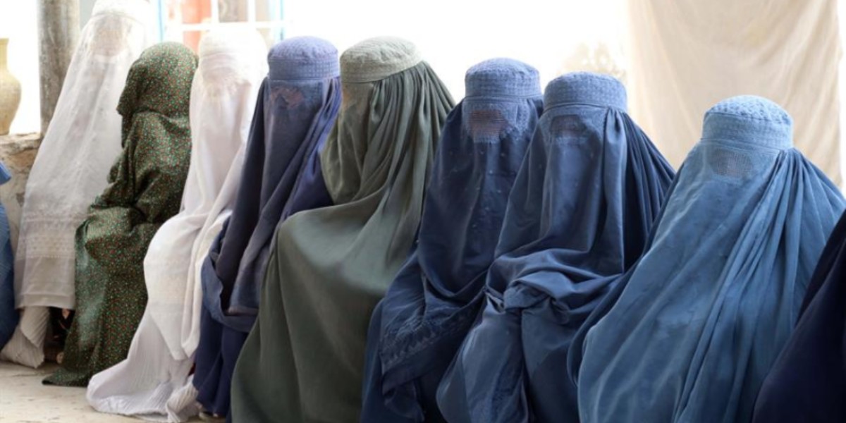 Gobierno talibán cierra salones de belleza y peluquerías para mujeres