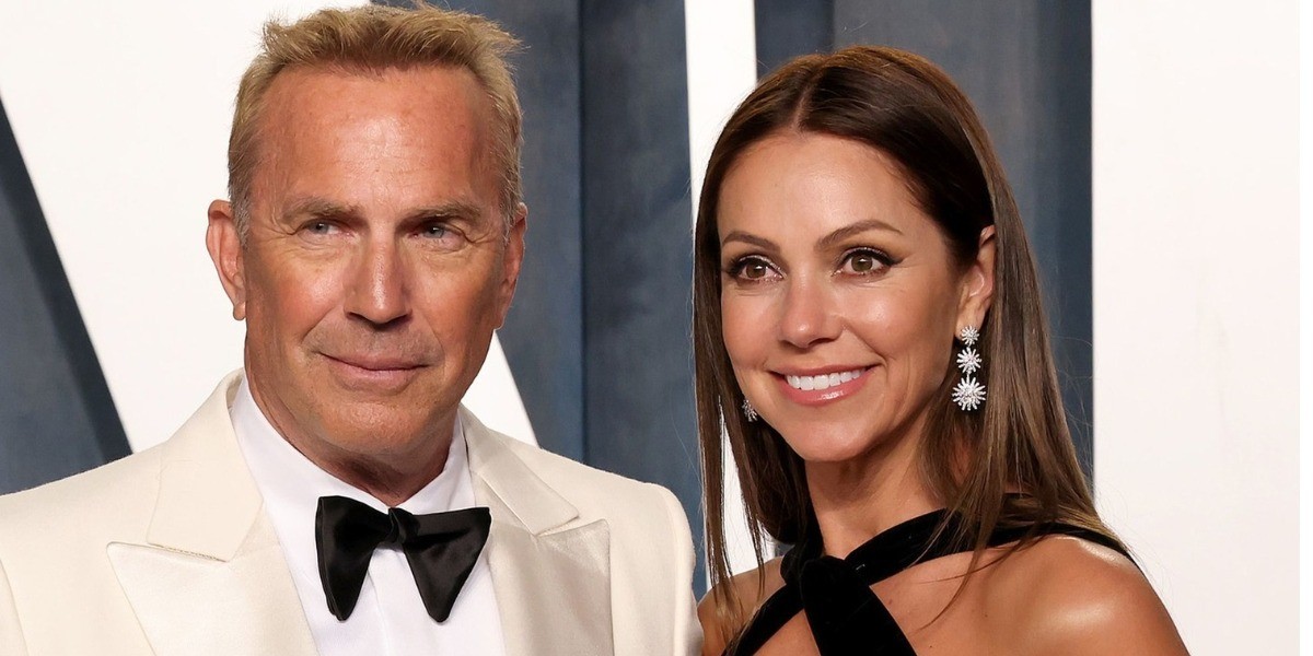 Captan a ex de Kevin Costner en Hawái con un amigo del actor