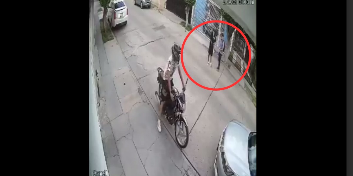 ¡Otra vez! Captan a ‘motorratones’ en pleno asalto en la colonia San Isidro