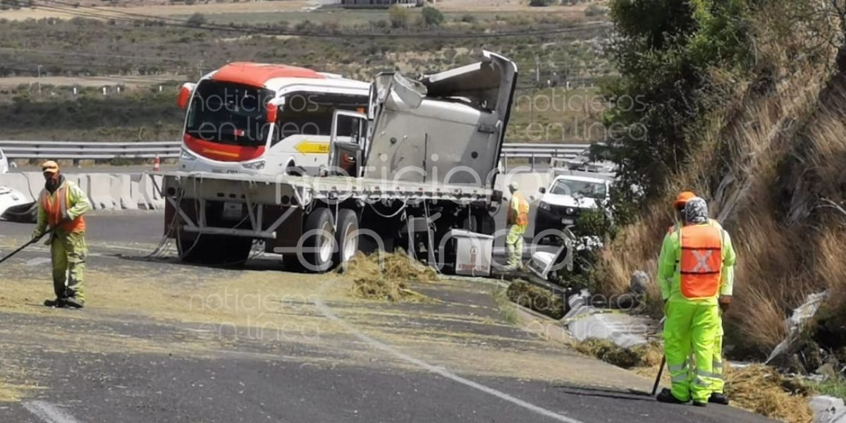 Deja volcadura de tráiler en la León-Lagos un muerto y un herido