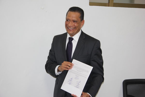 Rector de la UG abandona proceso de elección por solicitud de recusación