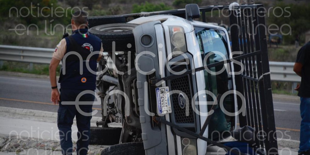 Volcadura en Eje Metropolitano provoca gran movilización