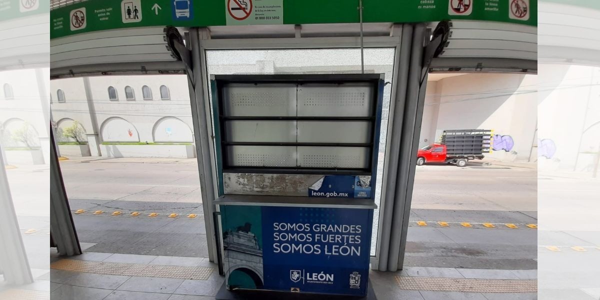 Roban pantallas de dos paraderos del SIT en pleno López Mateos