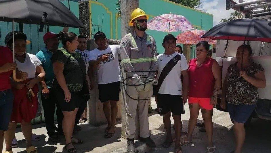Vecinos de Valladolid amarran a empleado de CFE por falta de Luz