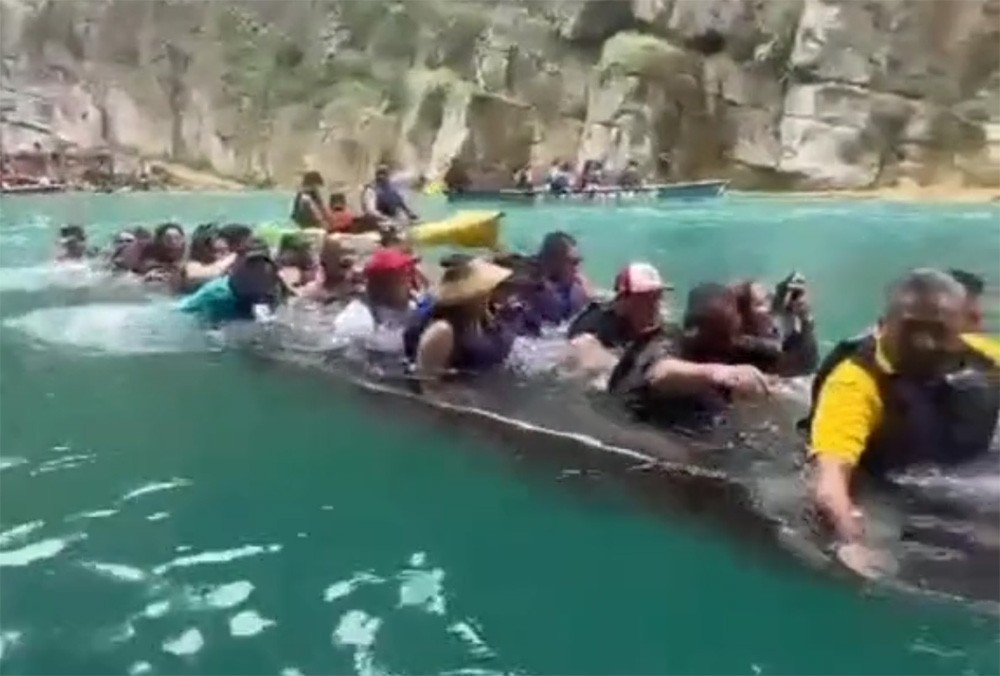 Canoa al estilo Titanic: 'evento canónico' sorprende en la Huasteca Potosina