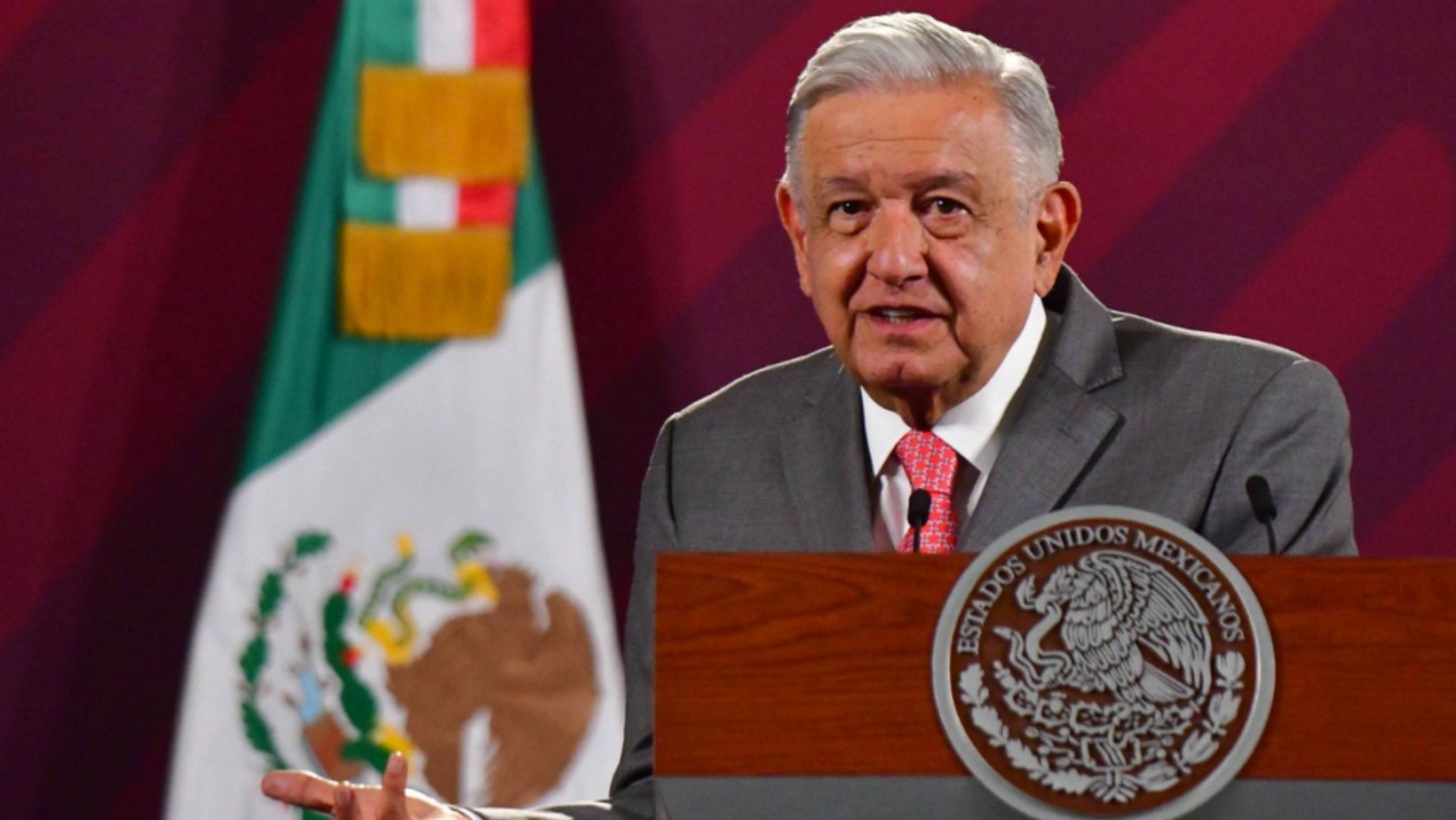 AMLO acata orden de SCJN y suspende distribución de libros SEP