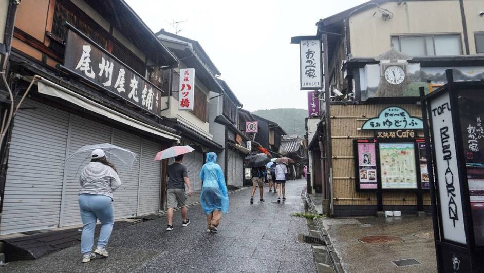 Emite Japón alerta de evacuación para 180 mil personas por tormenta 'Lan'