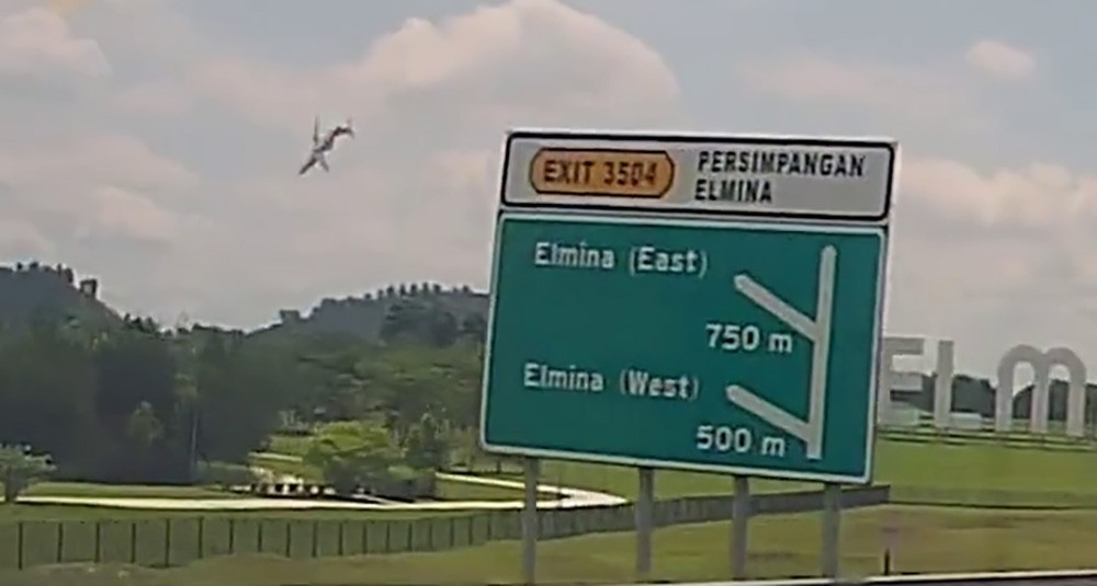 (VIDEO) Avión se estrella en Malasia; hay al menos 9 muertos