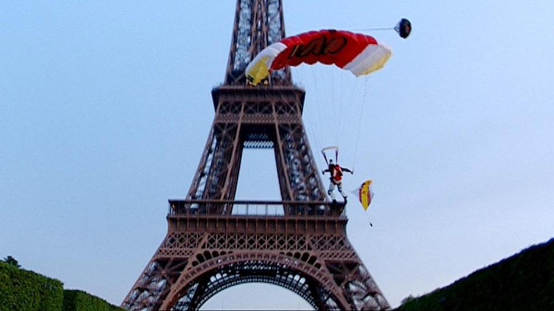 Arrestan a hombre que saltó en paracaídas desde la Torre Eiffel