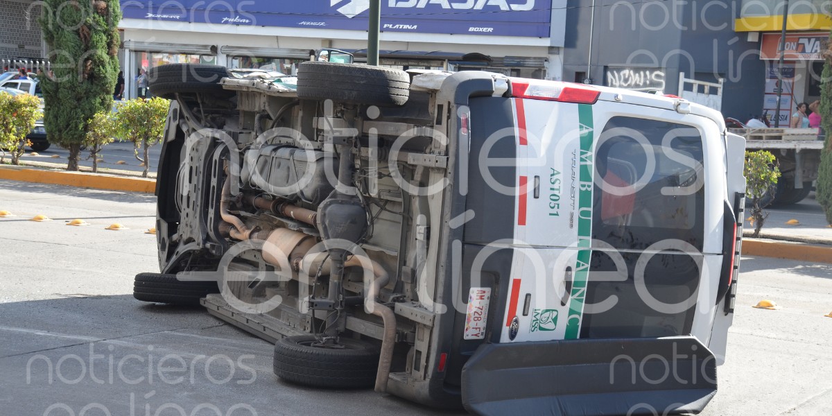 León: Vuelca ambulancia y muere paciente que era trasladado desde Irapuato
