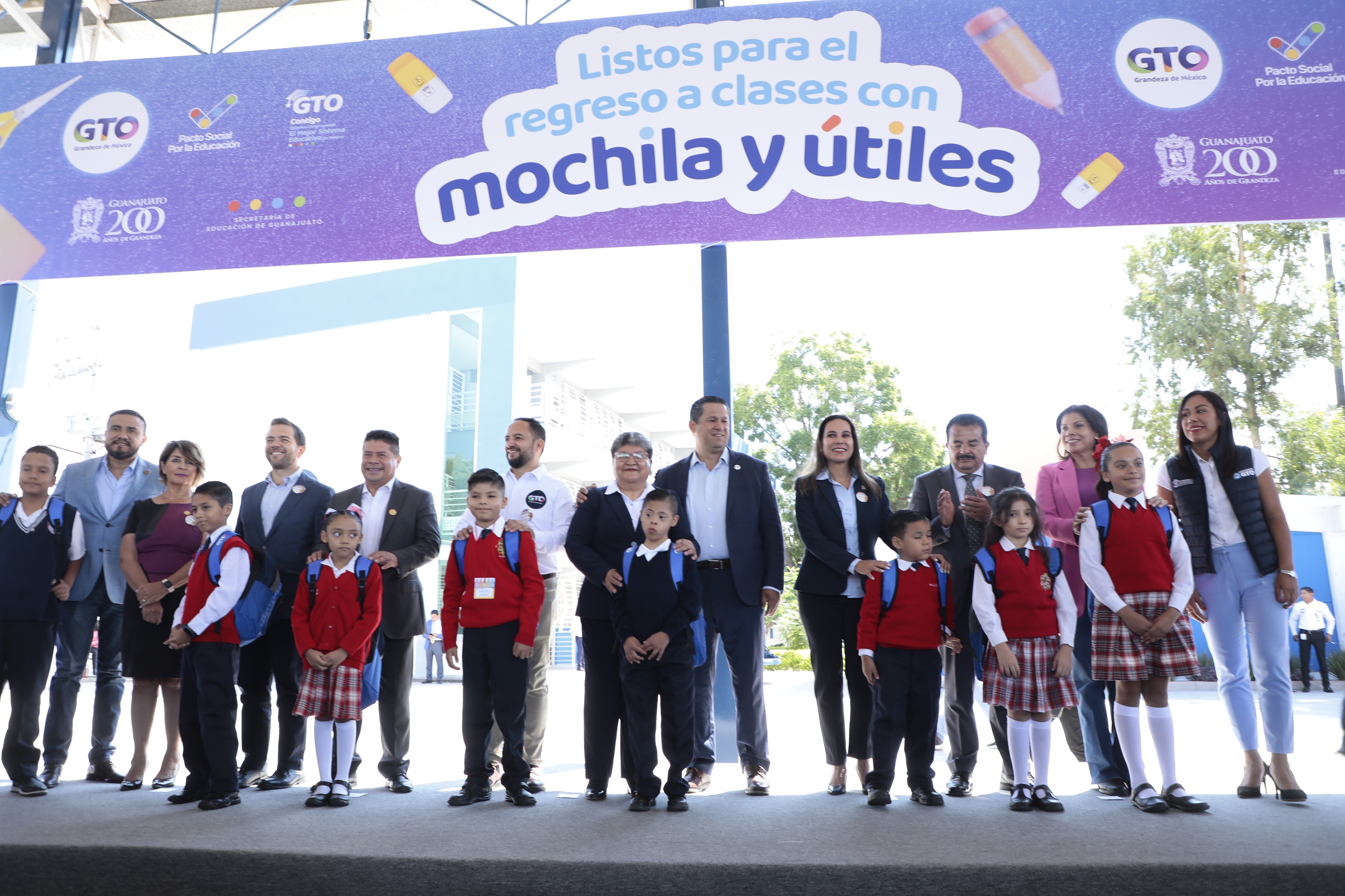 Agradece SNTE a Diego Sinhue tras entrega de libros de texto