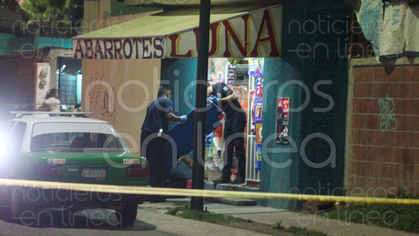 Ataque armado en tienda de abarrotes deja a una mujer muerta y un hombre herido