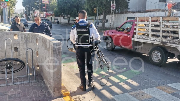 Conductora invade el carril exclusivo de la 'oruga' y atropella a ciclista