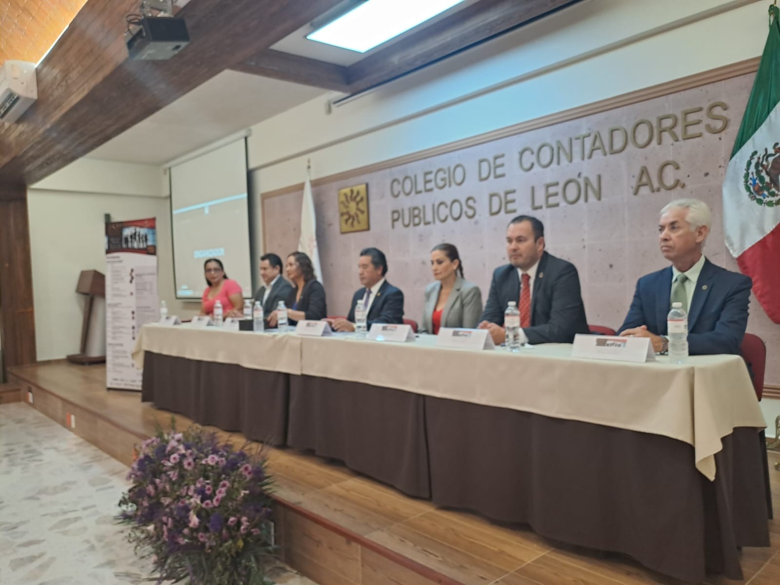 Trabajadores no pagan impuestos por desconfianza en autoridades: Colegio de Contadores de León