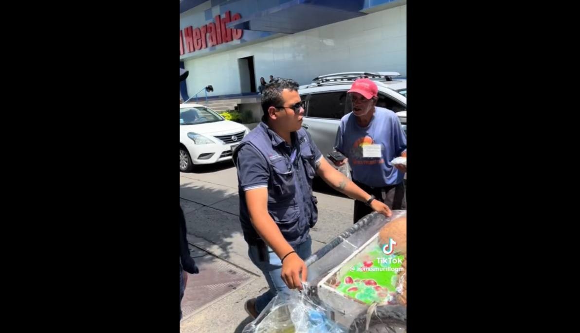 León: Personal de Comercio y Consumo le quita su puesto de pan a un adulto mayor