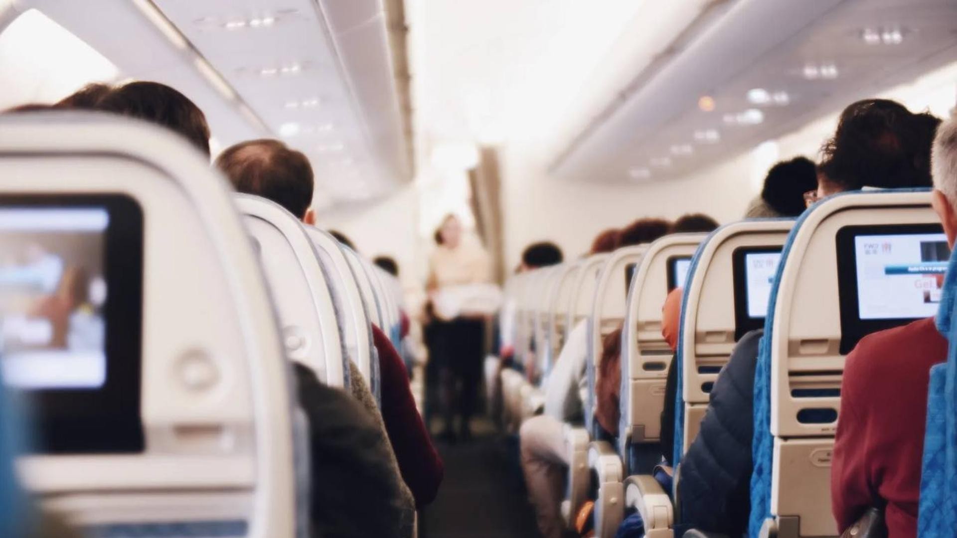 Avión aterriza de emergencia por “diarrea incontrolable“ de pasajero