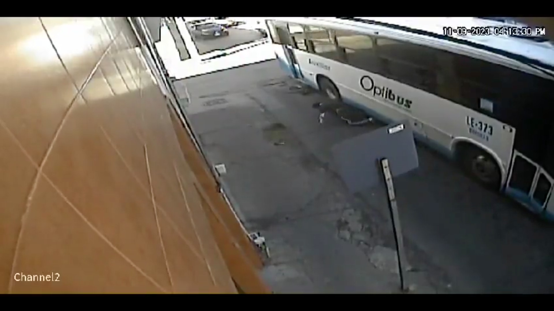 (VIDEO) Camión atropella a un ciclista en León; sobrevive de milagro