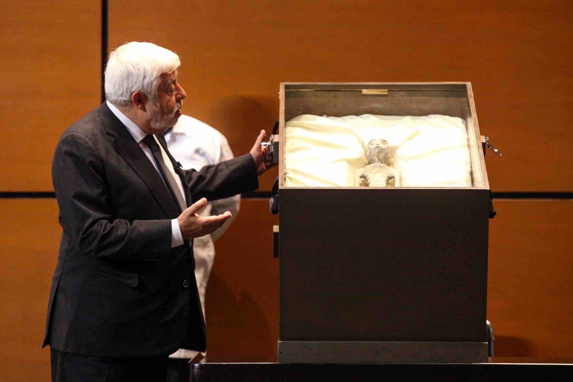 Jaime Maussan y los OVNIs: del Congreso a un espectáculo en México