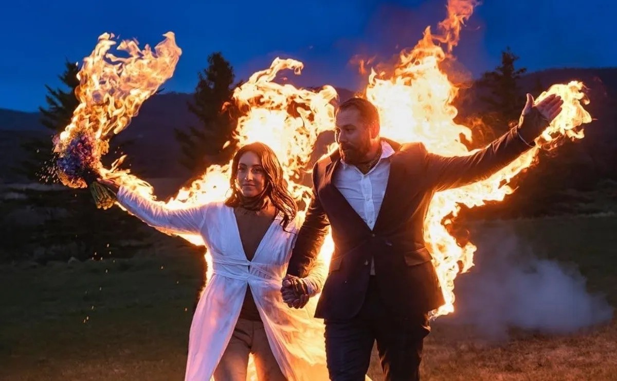 Novia impacta a invitados al llegar a su boda en llamas