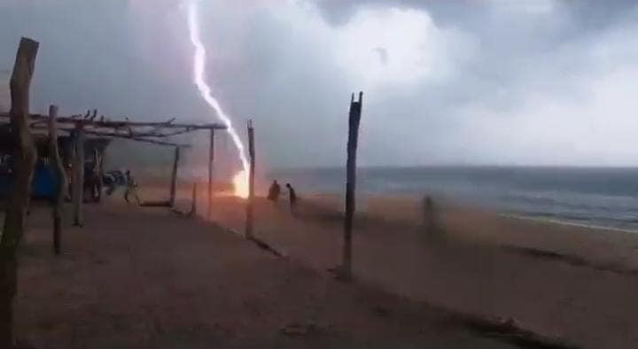 (VIDEO) Captan cómo un rayo mata a dos turistas de Guanajuato en Maruata