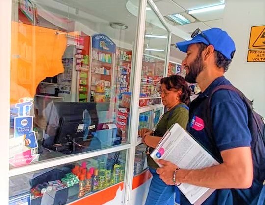 Advierten de falsos verificadores sanitarios en comercios