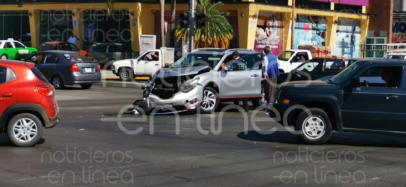 Choca patrulla de la Guardia Nacional con una camioneta en León
