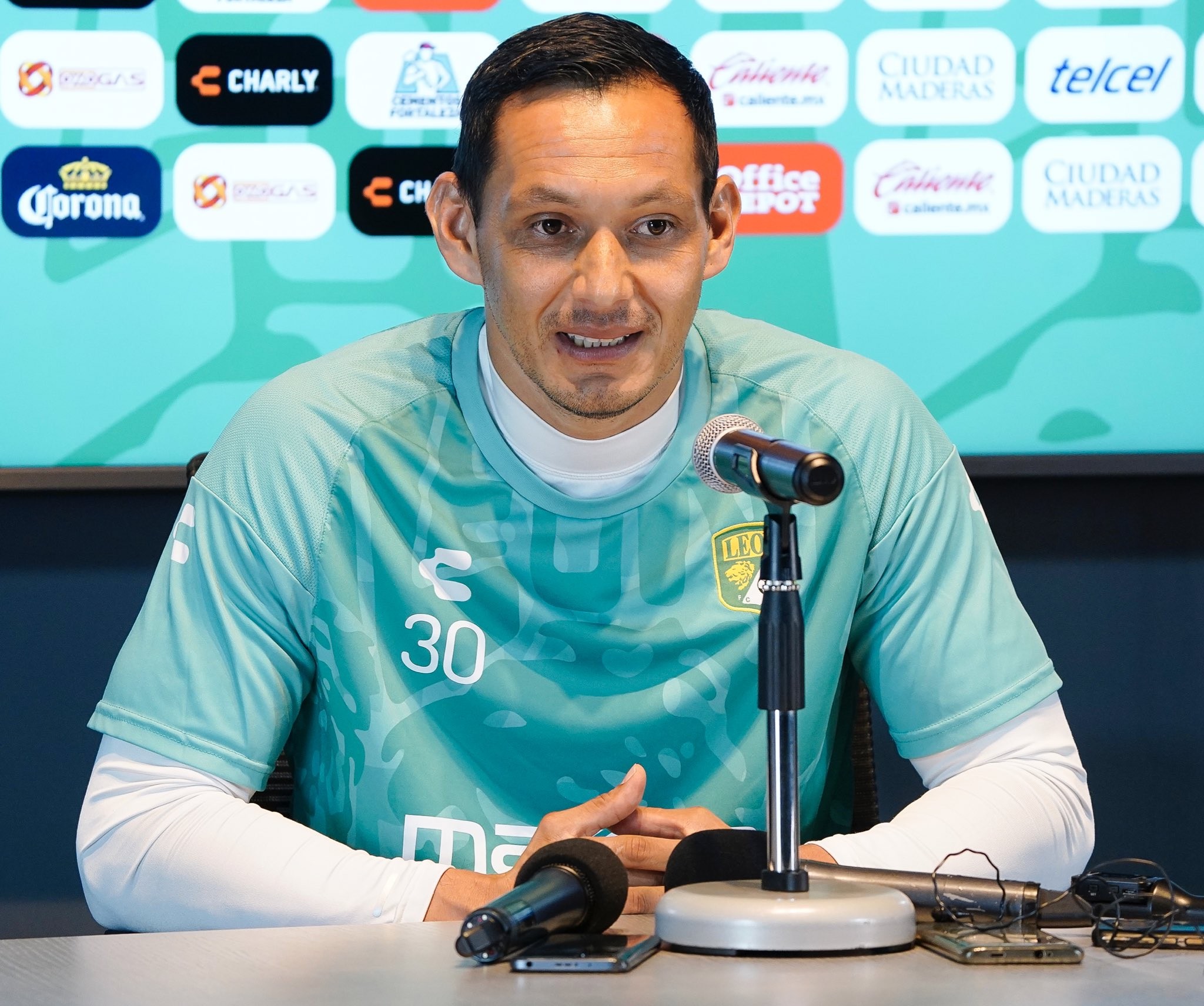 Me gustaría cumplir muchísimos partidos más en León: Rodolfo Cota 