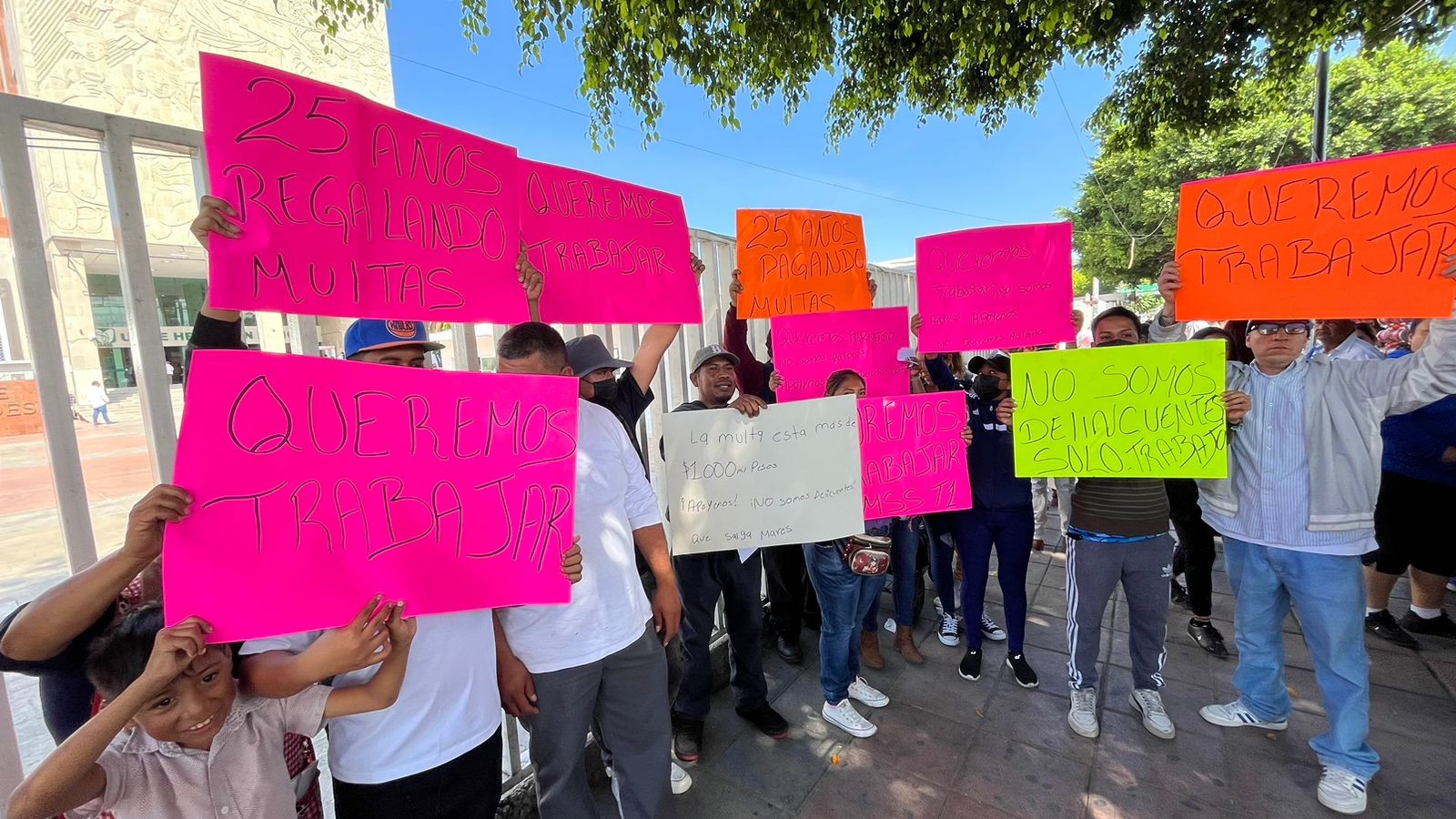 Se manifiestan comerciantes frente a la T1 del IMSS en León