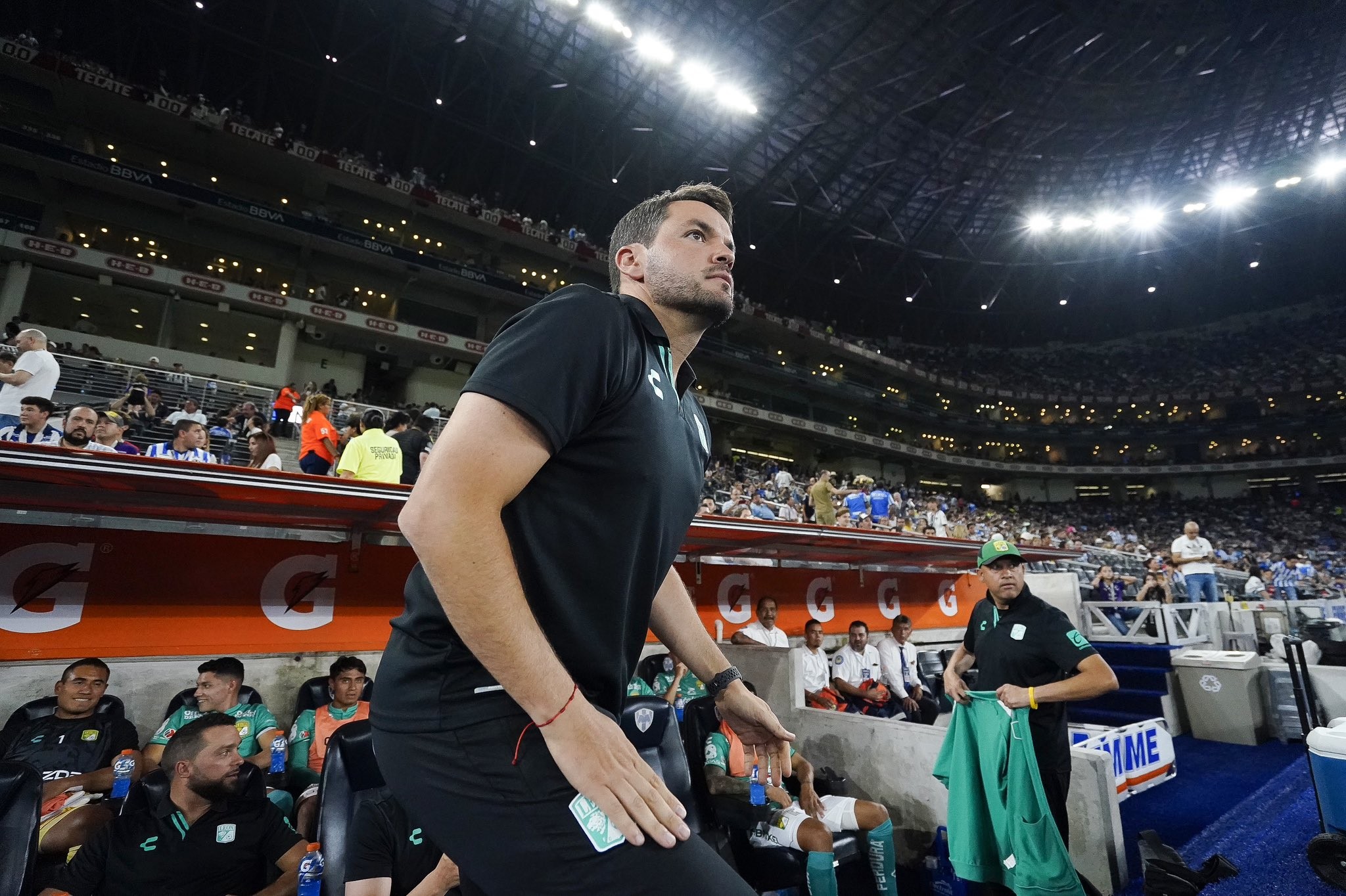 Larcamón suma su tercera expulsión con el León