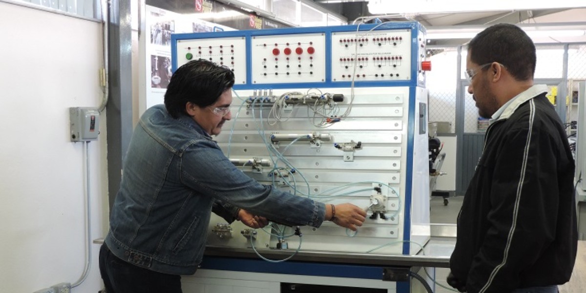 Academias deben egresar a profesionales en las nuevas tecnologías: CCEL