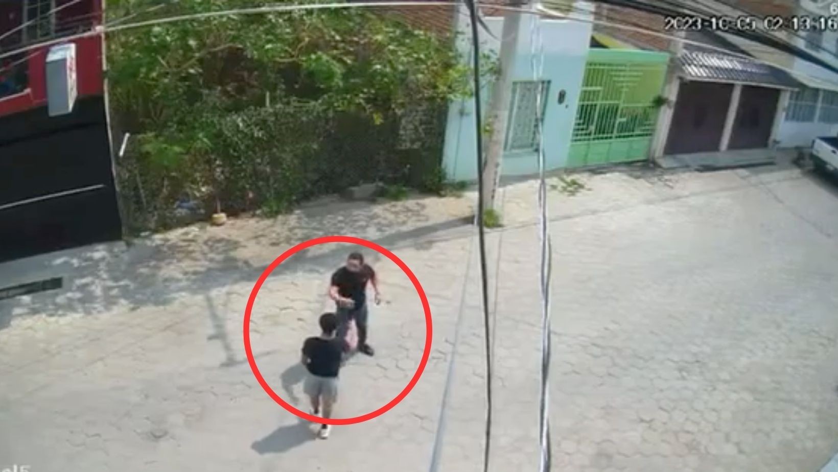 Motoratones intentan asaltar a joven en San Sebastián (Video)