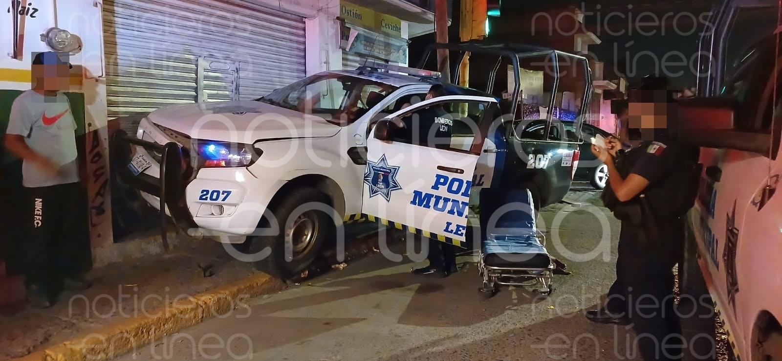 Patrulla de Policía choca con auto particular en Vista Hermosa