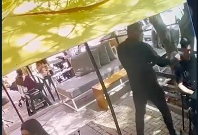 Asaltan a un comensal en un restaurante de León (Video)