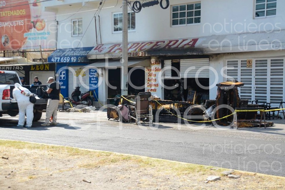 Hombre muere calcinado tras incendio en una tapicería de León
