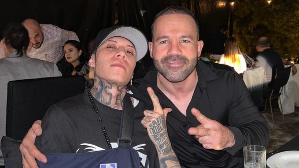 Santa Fe Klan reaparece cantando con 'El Gallo' Elizalde