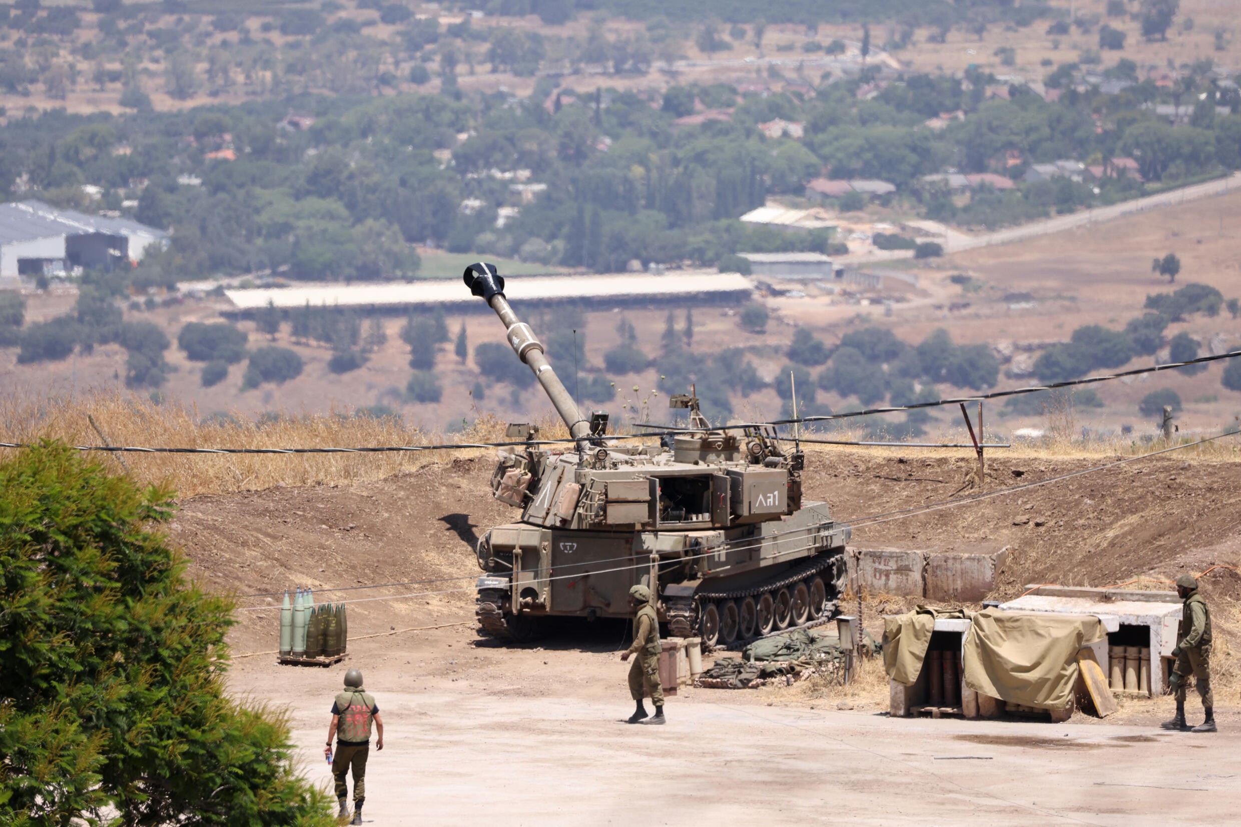 Israel repele ataques desde Siria y Líbano; Putin llama a la paz