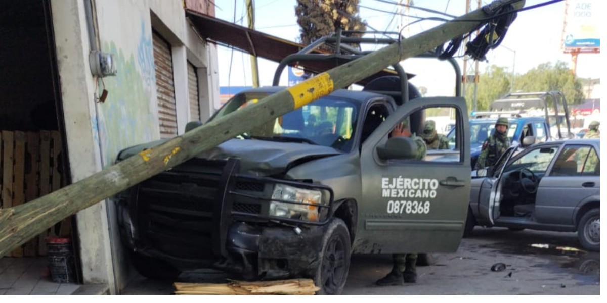 Unidad de la SEDENA se impacta contra auto particular en la Industrial San Jorge